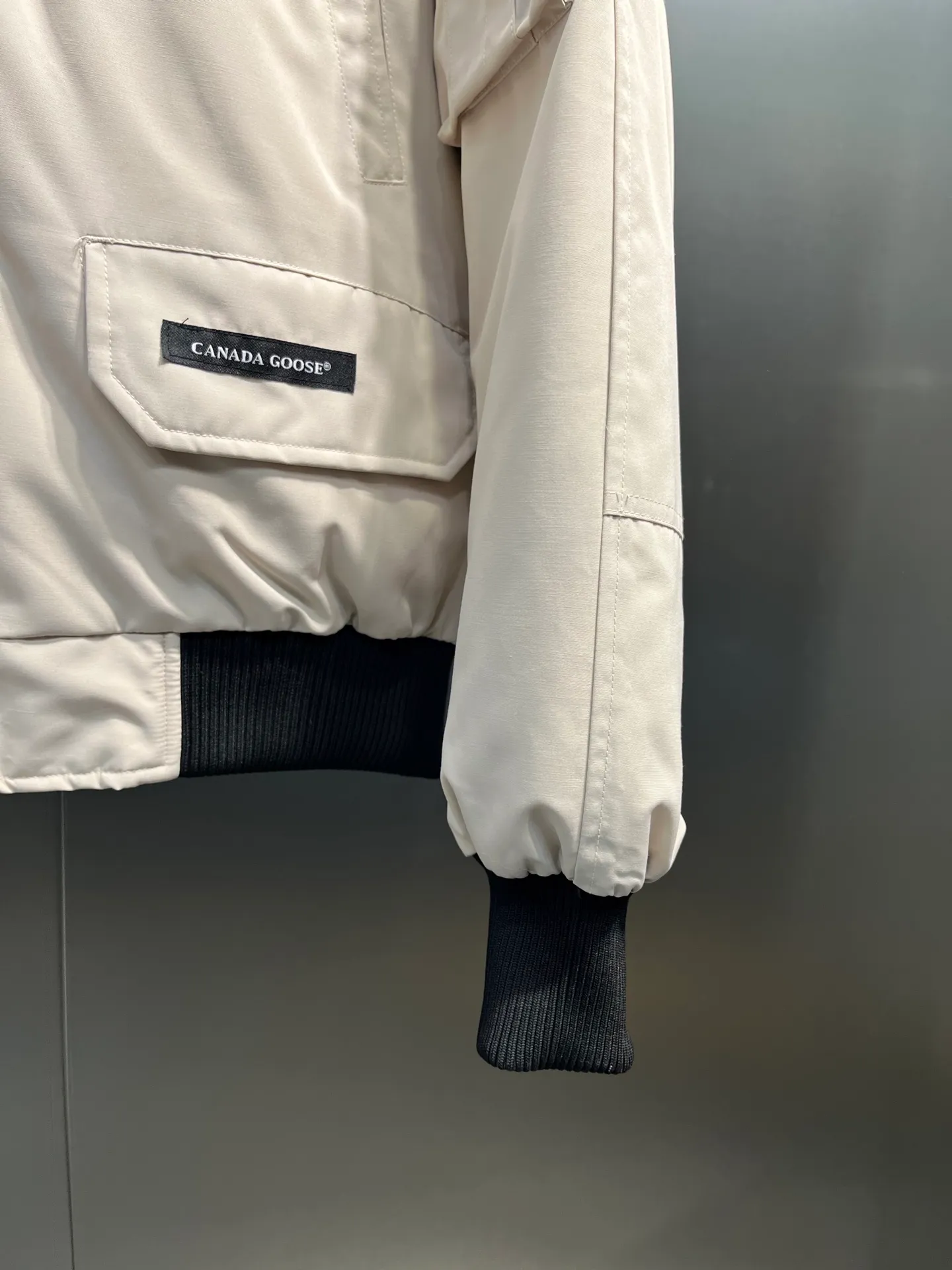 P720 high-end version (new version of Big Goose 01) Canada Goose Canada Goose #Chilliwack 7999M bomber jacket short down jacket/01 model #Men and Women Same Style# ➖ Genuine synchronous anti-counterfeiting chip sensor! ➖ Imported 21S polyester-cotton blended original fabric [last year’s 16S/18S hard fabrics have been completely eliminated, this year all use 21S genuine synchronous fabrics, the soft mid-strap feels delicate and textured], genuine synchronous Feather-Light 10D waterproof coating fabric, made of 84.5 polyester fiber and 15.5 cotton, 100% the best feel in the entire network! ➖ The genuine official website is synchronized with the national standard 80 white duck down, you can check the official website customer service, there will never be a series of misleading claims such as 90 down or goose down! ➖ Using the best nylon lining with double double-layer sealing design, velvet-proof No. 7 needle + grid-filled down ready-made garments, there is 100% no so-called velvet running! ➖ The cuffs are designed with thickened seamless threads, and the collar and pockets are lined with top-quality polar fleece to keep you warm and comfortable! ➖ Yoshida YKK provides original custom-made electroplated sliders. YKK two-way lockable zippers are tight and smooth and will not peel off paint! ➖ 3M composite guarantees that the Velcro is the same as the original, durable, and all accessories and hardware are custom-made! ➖ Imported BEHRINGER embroidery machine to customize the 10,000-needle embroidery logo, 98% of which can be reproduced to restore the original logo. You can check and compare on the official website! ➖ The fur collars are all made of large pieces of Western Canadian blue wolf hide, ensuring that each fur collar is 13-15cm wide!   Size:XS-XXL